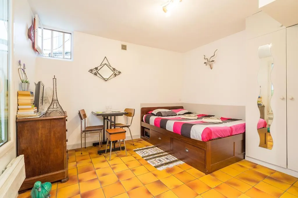 Studio At Colonel Fabien Apartment Paris